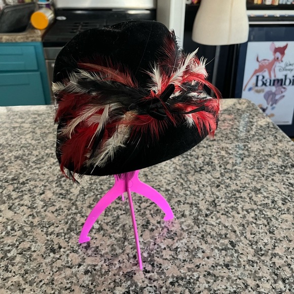 Accessories - Vintage velvet and feathers hat